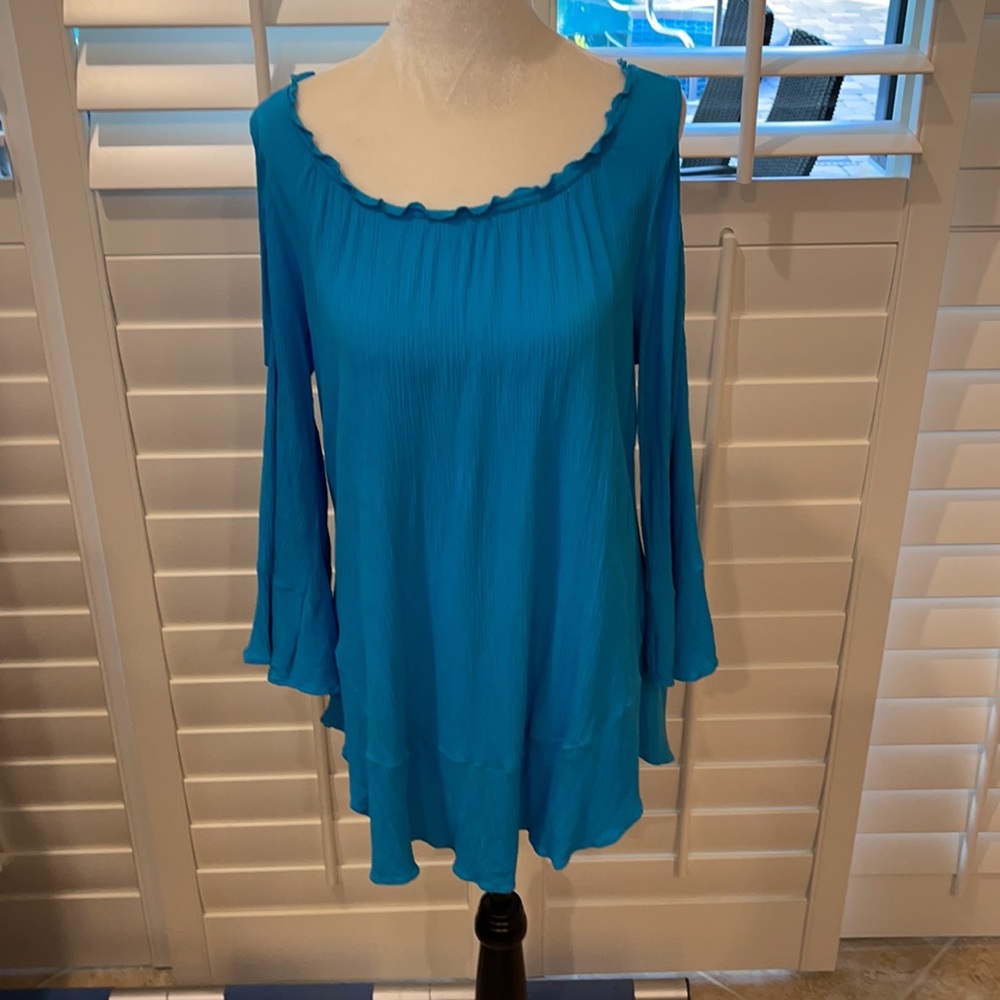 CHICOS BLUE COLD SHOULDER TOP RUFFLE SLEEVE AND BOTTOM. SIZE MISSES 8/10